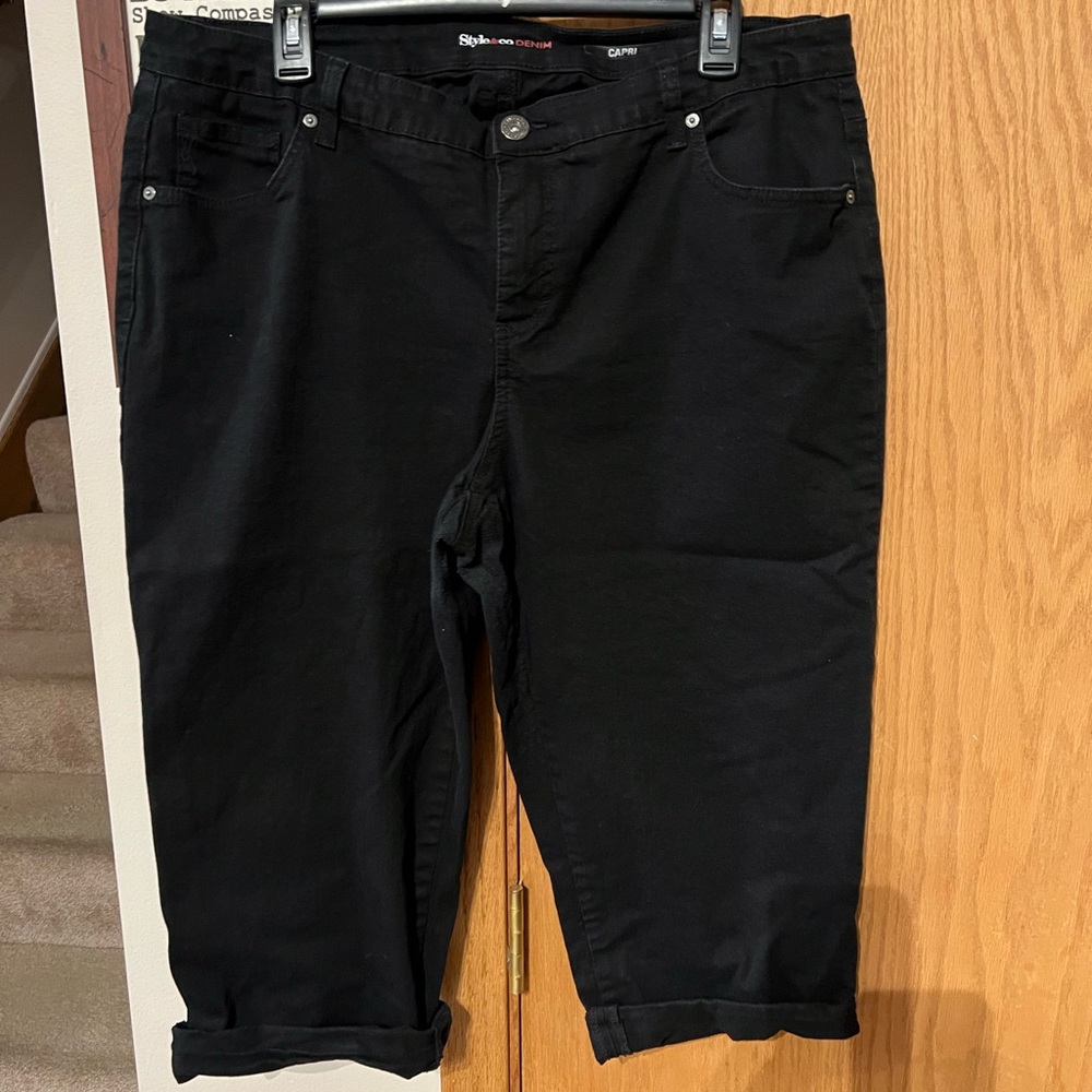 STYLE AND CO womens black capris size 16w